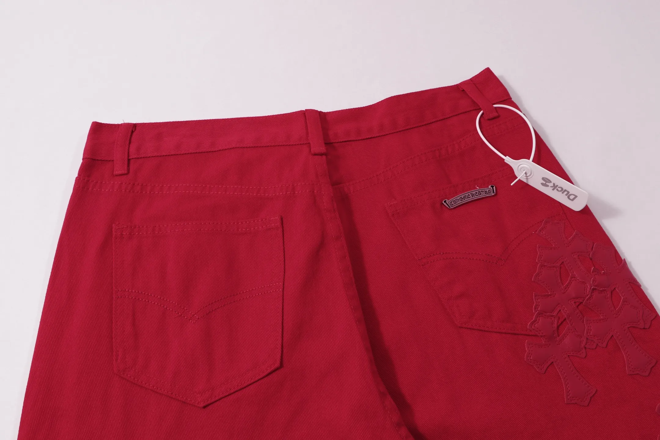 P280 Style number: H91 Croxin & 𝐂𝐡𝐫𝐨𝐦𝐞 𝐇𝐞𝐚𝐫𝐭 ss25 red cow king oversized leather jeans. Styles with different washed textures are very friendly to people with thin legs. The slightly flared version perfectly modifies the leg shape. The timeless and moderate length makes it easy to match and match. It is the basis for various styles and is a must-have in your wardrobe! The fabric is stiff but also makes the upper body soft without losing texture. The washing process is even more perfect. It is a must-have item for everyone! ! ! Washed wheat, hang tag, pants label, three labels complete Color: blue Size: 28-30-32-34